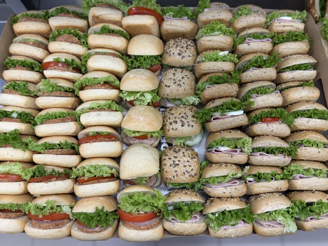 Plateau met belegde mini broodjes voor een receptie