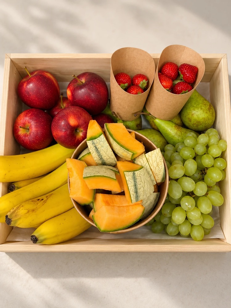 Fruitkist met appels, peren, bananen, druiven, meloen en aardbeien