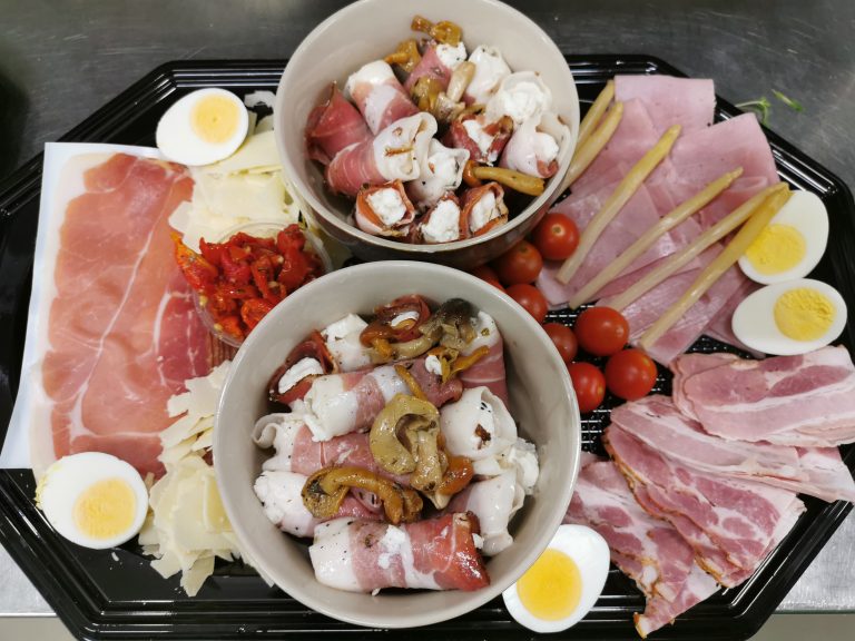 Koud buffet met vlees en garnituur
